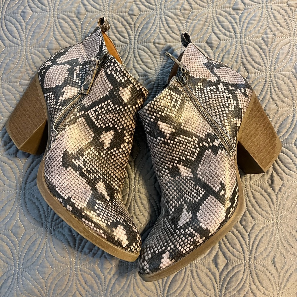 Universal Thread Faux Snakeskin Booties Sz 9